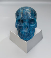 Laden Sie das Bild in den Galerie-Viewer, Totenkopf aus Apatit