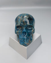 Laden Sie das Bild in den Galerie-Viewer, Totenkopf aus Apatit 2