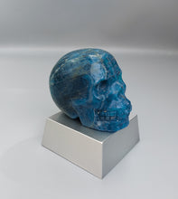 Laden Sie das Bild in den Galerie-Viewer, Totenkopf aus Apatit