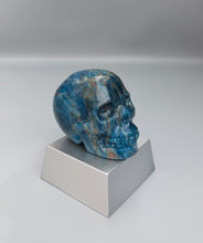 Laden Sie das Bild in den Galerie-Viewer, Totenkopf aus Apatit 2