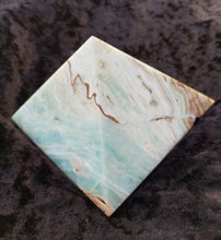 Laden Sie das Bild in den Galerie-Viewer, Steinpyramide "Blauer Aragonit"