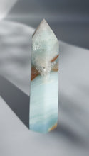 Laden Sie das Bild in den Galerie-Viewer, blauer Aragonit Turm
