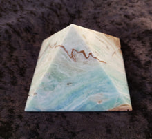 Laden Sie das Bild in den Galerie-Viewer, Steinpyramide "Blauer Aragonit"