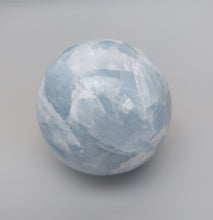 Laden Sie das Bild in den Galerie-Viewer, Blaucalcit Kugel