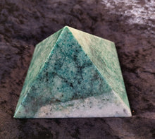 Laden Sie das Bild in den Galerie-Viewer, Steinpyramide "Grüner Aventurin"