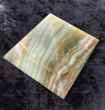Laden Sie das Bild in den Galerie-Viewer, Steinpyramide "grüner Onyx"
