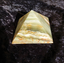 Laden Sie das Bild in den Galerie-Viewer, Steinpyramide "grüner Onyx"