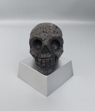 Laden Sie das Bild in den Galerie-Viewer, Totenkopf aus Lavastein