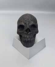 Laden Sie das Bild in den Galerie-Viewer, Totenkopf aus Lavastein 1