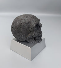 Laden Sie das Bild in den Galerie-Viewer, Totenkopf aus Lavastein