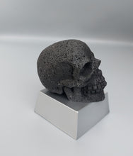 Laden Sie das Bild in den Galerie-Viewer, Totenkopf aus Lavastein 1