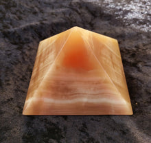 Laden Sie das Bild in den Galerie-Viewer, Steinpyramide "Roter Onyx"