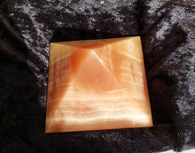 Laden Sie das Bild in den Galerie-Viewer, Steinpyramide "Roter Onyx"