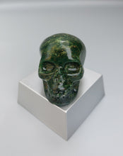 Laden Sie das Bild in den Galerie-Viewer, Totenkopf aus Smaragdquarz (Prasem)