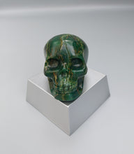 Laden Sie das Bild in den Galerie-Viewer, Totenkopf aus Smaragdquarz (Prasem)