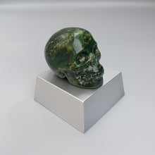 Laden Sie das Bild in den Galerie-Viewer, Totenkopf aus Smaragdquarz (Prasem)