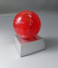 Laden Sie das Bild in den Galerie-Viewer, Rote Glas Kugel 1