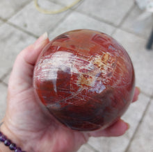 Laden Sie das Bild in den Galerie-Viewer, Steinkugel Versteinertes Holz 3