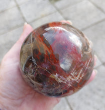 Laden Sie das Bild in den Galerie-Viewer, Steinkugel Versteinertes Holz 1
