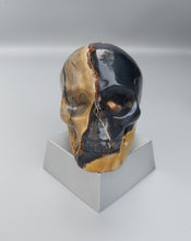 Laden Sie das Bild in den Galerie-Viewer, Totenkopf aus Vulkan-Achat