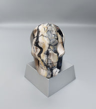 Laden Sie das Bild in den Galerie-Viewer, Totenkopf aus Vulkan Achat 2